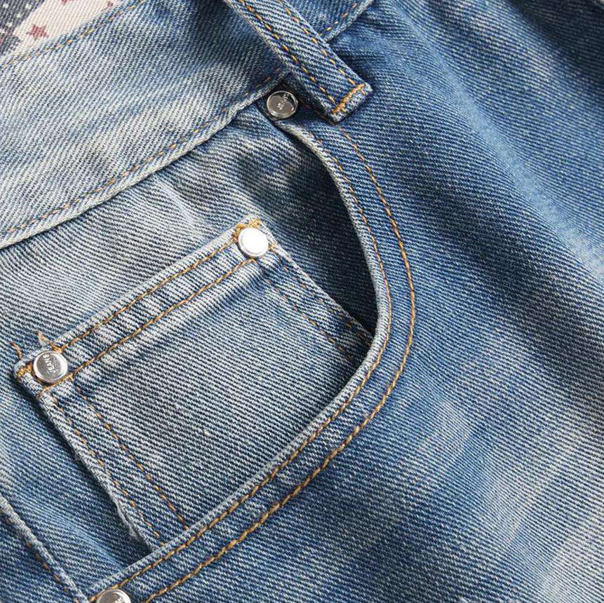 Zerrissene Jeansshorts mit Stickerei am Saum