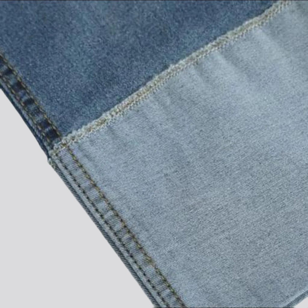 Gerade geschnittene Damenjeans mit gepatchtem Saum