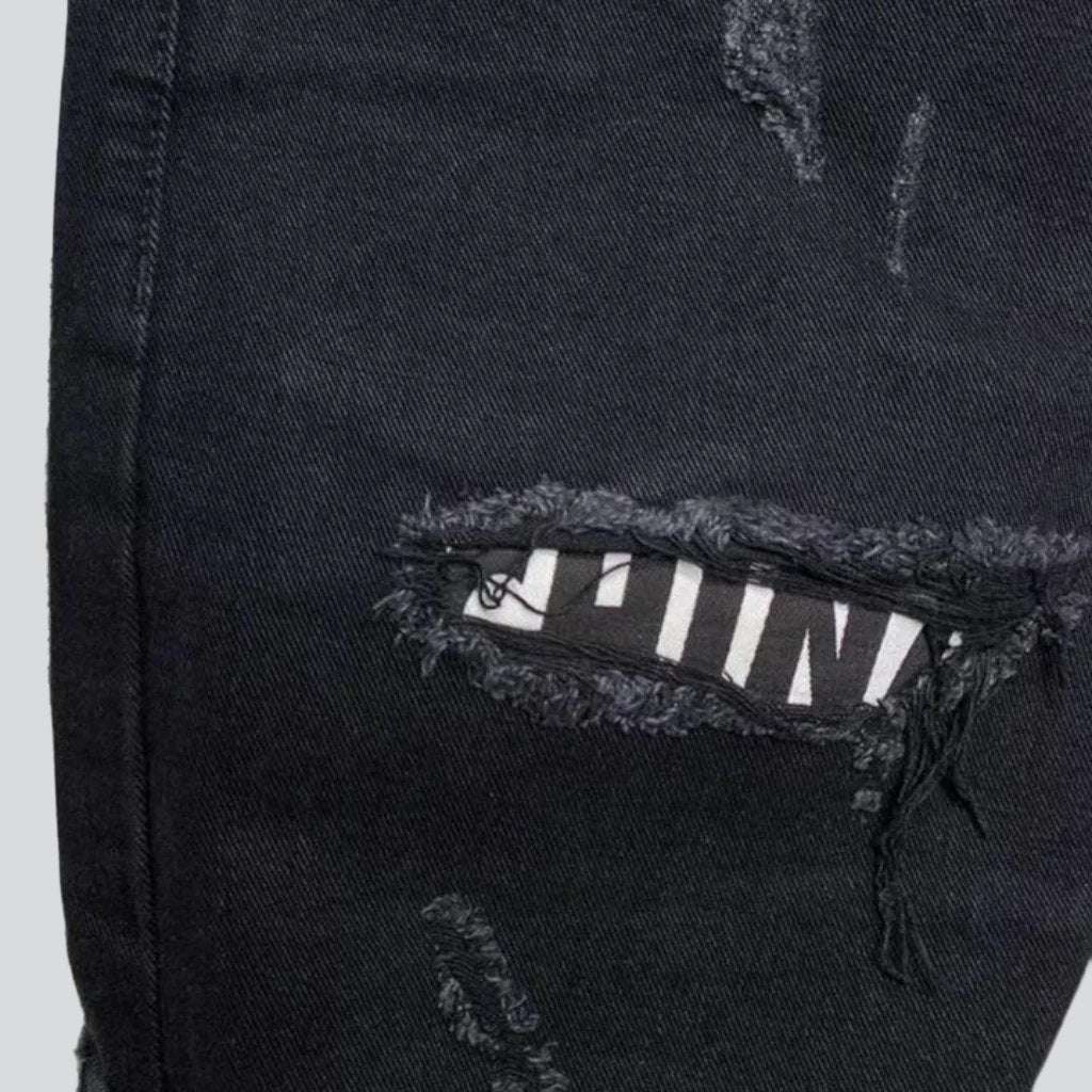 Pantalones cortos vaqueros desgastados con parches inscritos