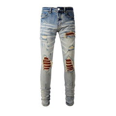 Orangefarbene Jeans mit Patches an den Knien