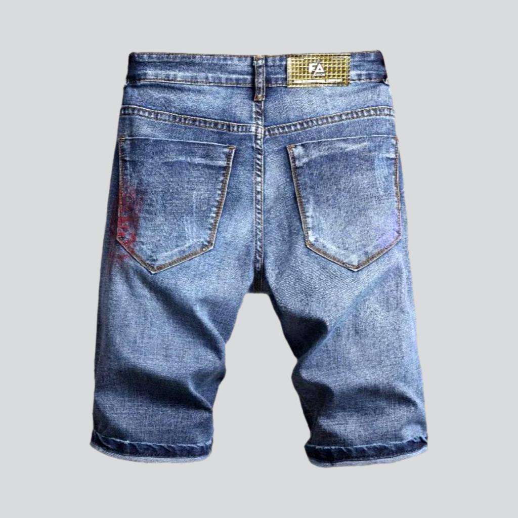 Jeansshorts mit Graffiti-Farbstickerei