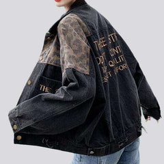 Jeansjacke mit Leoparden-Patch und Aufschrift