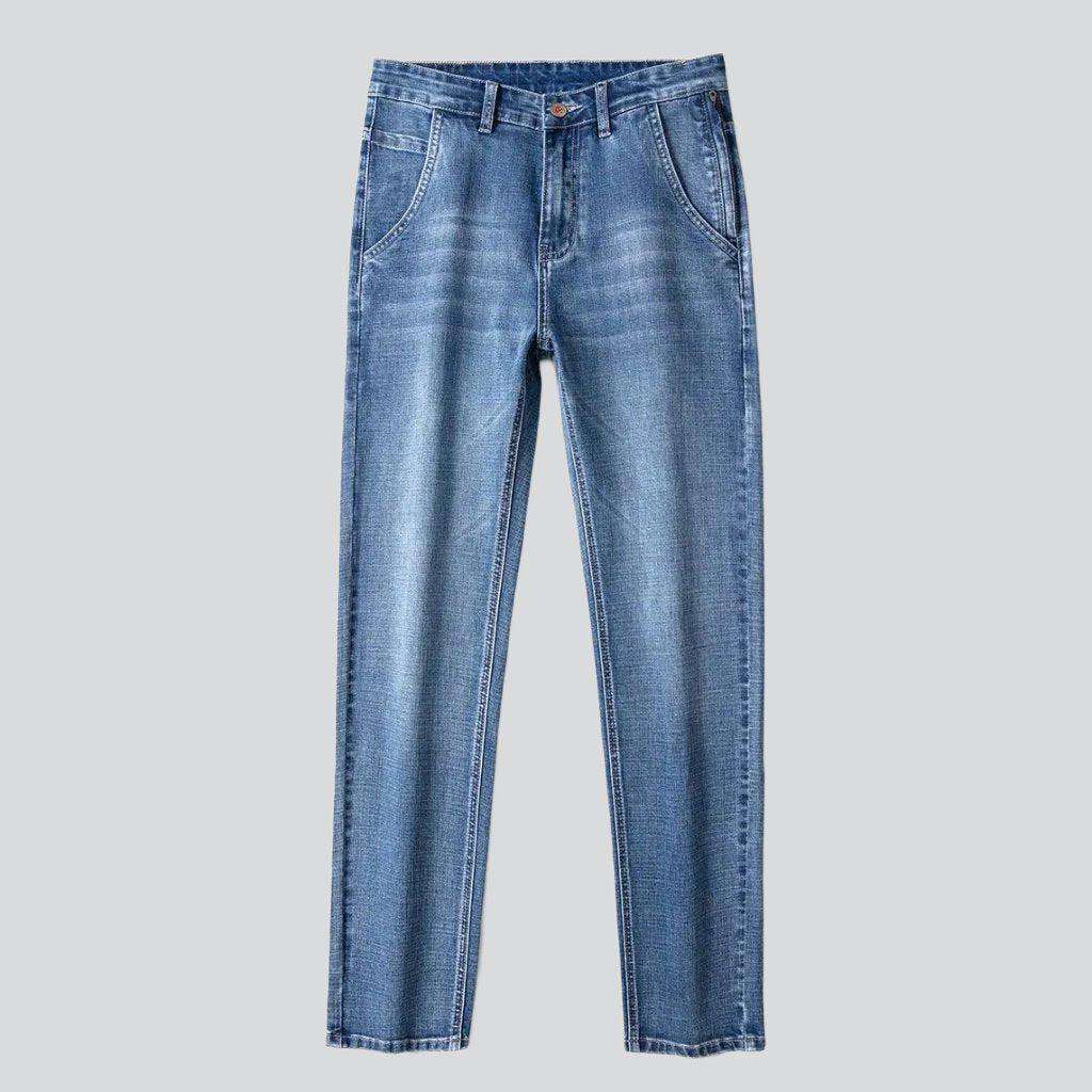 Sandfarbene Herrenjeans mit diagonalen Taschen