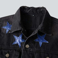 Chaqueta vaquera negra con estrellas azules