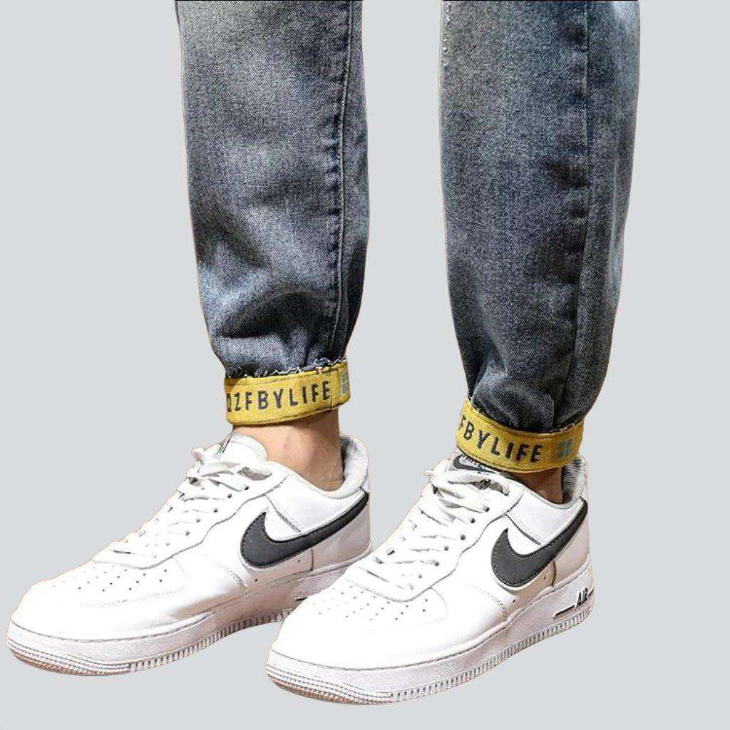 Inscribed yellow hem men jeans