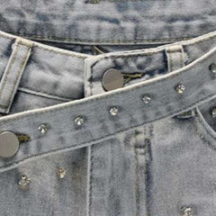 Hellblaue Jeansshorts mit Strass