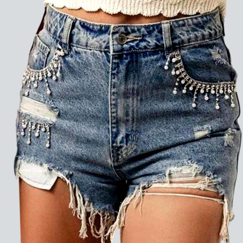 Shorts vaqueros desgastados con pedrería en las piernas