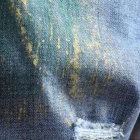 Jeansshorts mit Graffiti-Farbstickerei