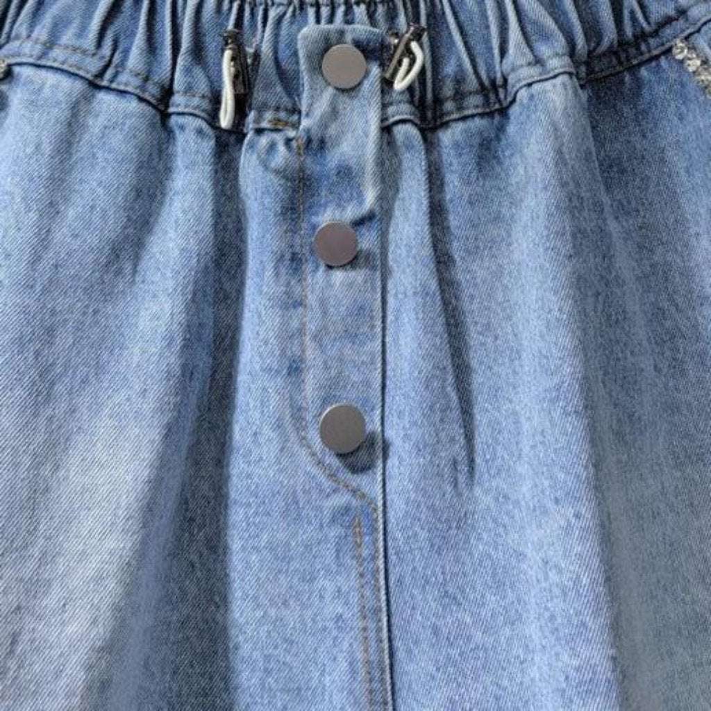 Jeansshorts mit farbigem Perlensaum