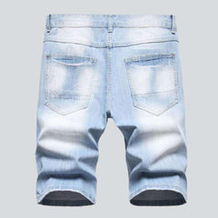 Zerrissene Jeansshorts in heller Waschung