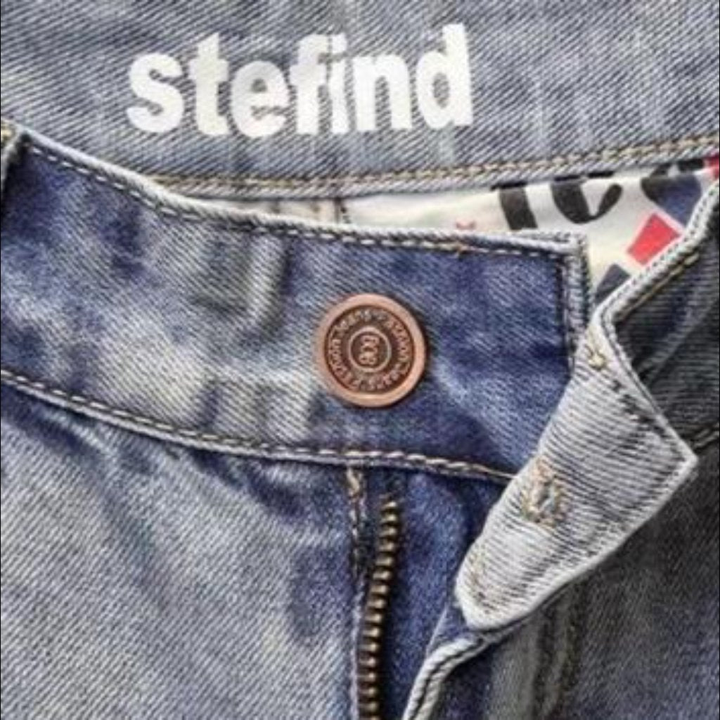 Zerrissene Jeansshorts mit Totenkopf-Print