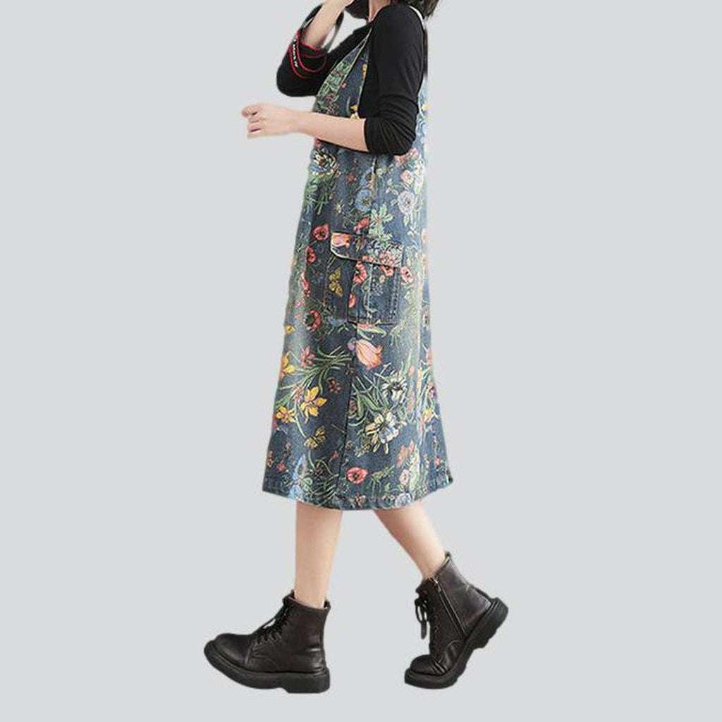 Vestido vaquero urbano con flores pintadas