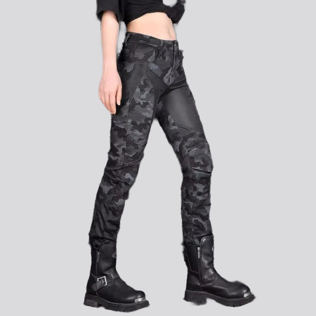 Vaqueros biker con patchwork para mujer