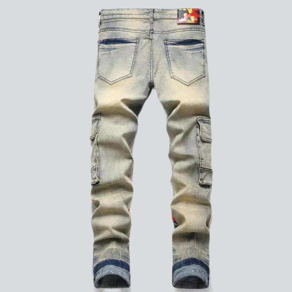 Ausgefranste Herrenjeans mit Graffiti-Print