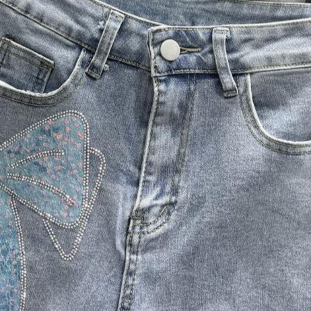 Jeansshorts mit Schleife und Strass