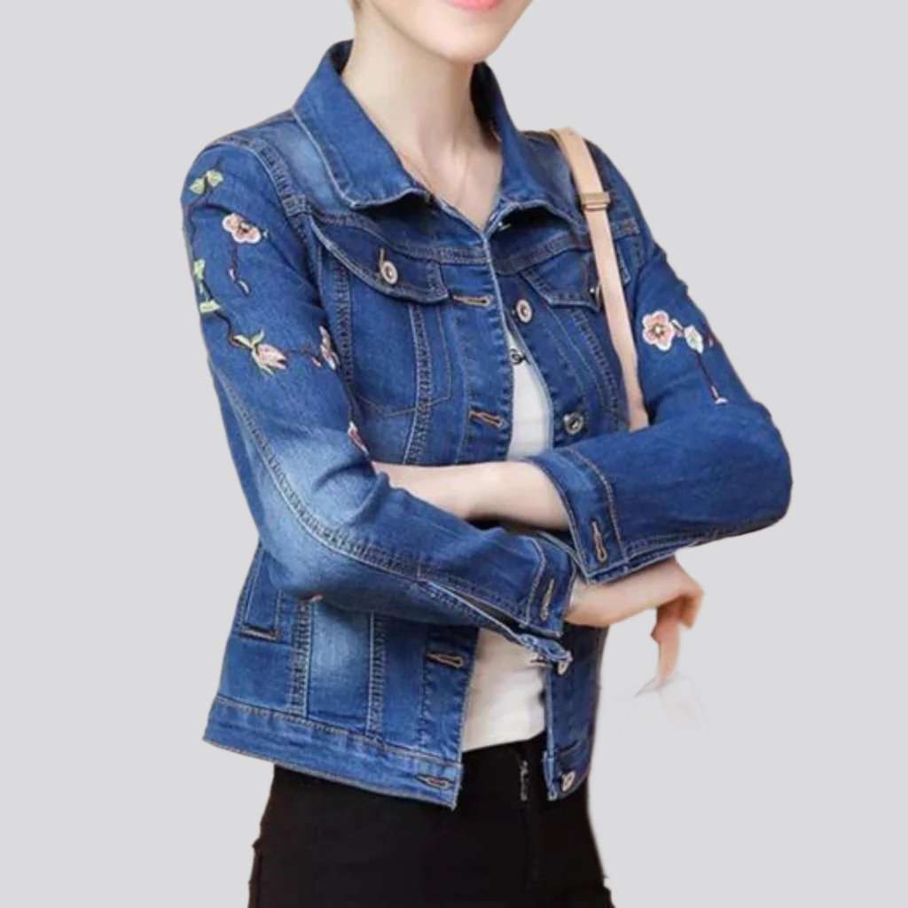 Kurze Jeansjacke mit Naturstickerei