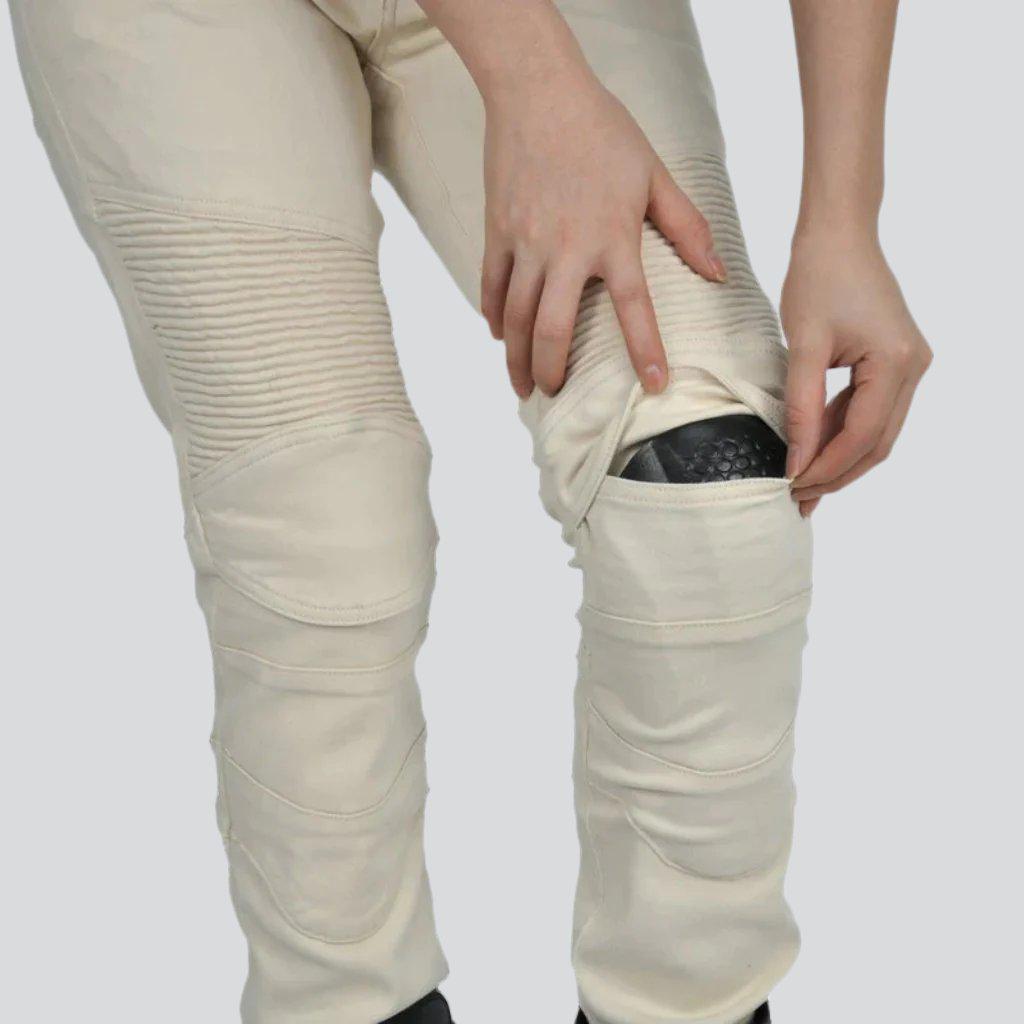 Pantalones vaqueros de motociclista blancos para mujer