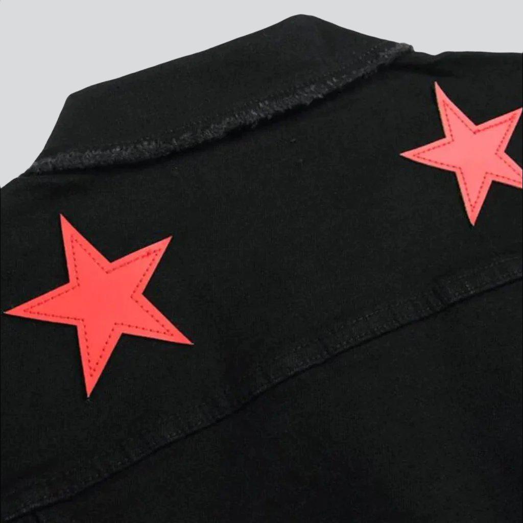 Chaqueta vaquera negra con estrellas rojas