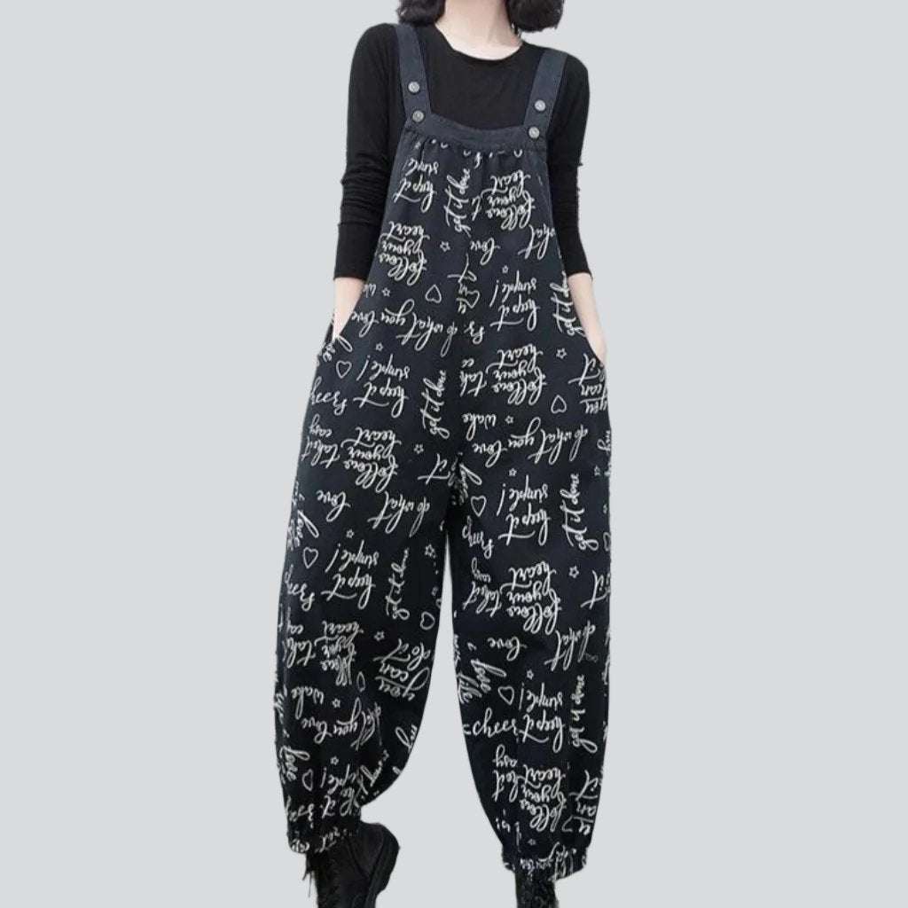 Jeans-Jumpsuit mit weißen Aufschriften