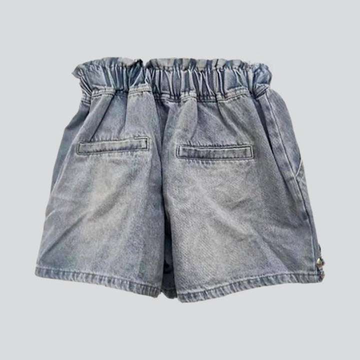 Jeansshorts mit sichtbaren Knöpfen und Strass