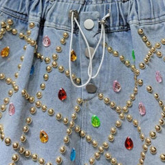 Mit Perlen und Strass verzierte Jeansshorts