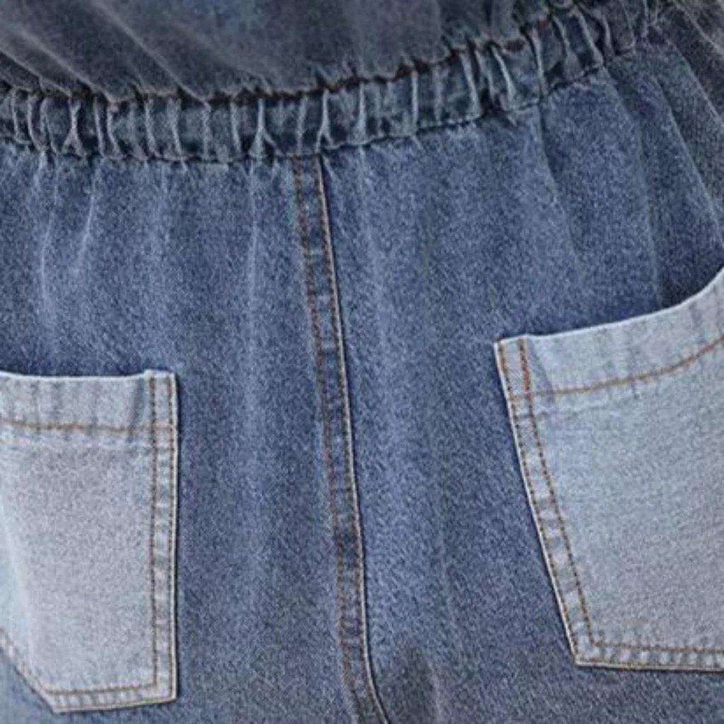 Latzshorts mit Farbblock-Stickerei