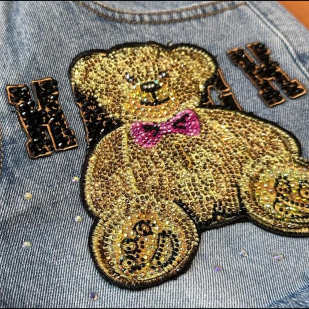 Jeansshorts mit Teddybär-Stickerei