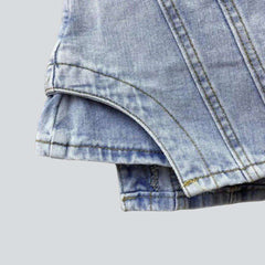 Mehrlagiger Skort aus hell gewaschenem Denim