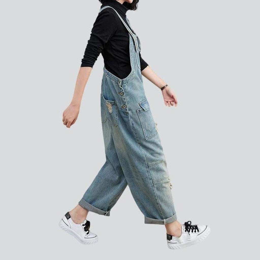 Overall aus zerrissenem Denim mit Klapptasche