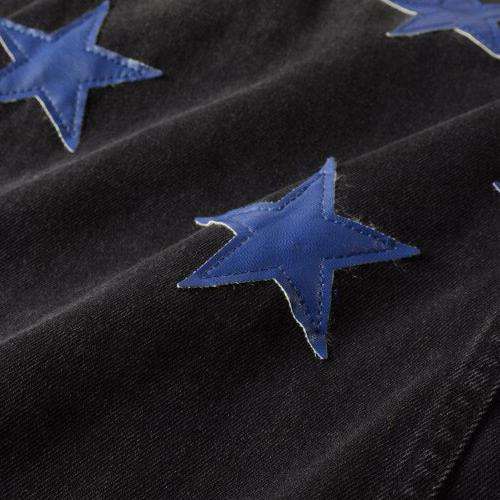 Chaqueta vaquera negra con estrellas azules