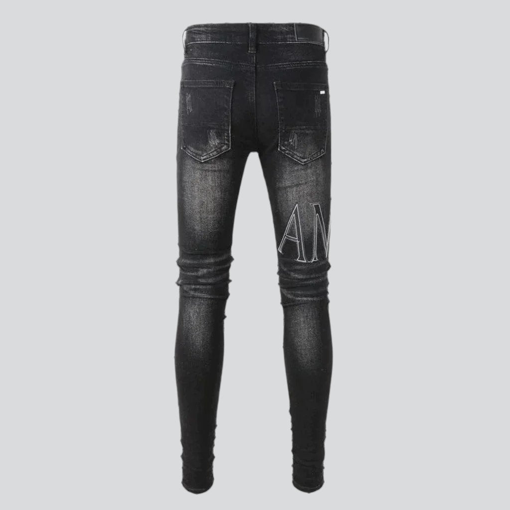 Distressed-Jeans mit Buchstaben