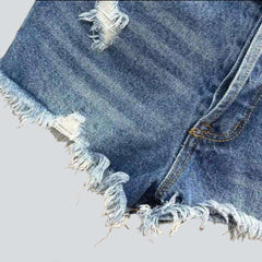 Distressed-Jeansshorts mit Gürtel