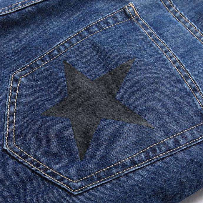 Herrenjeans mit farbigem Sternenmuster