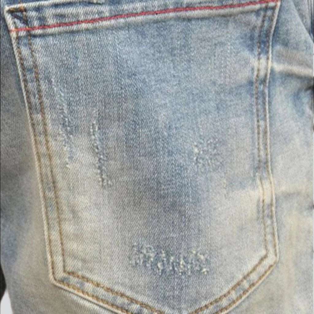 Zerrissene Jeansshorts für Herren mit Stickerei