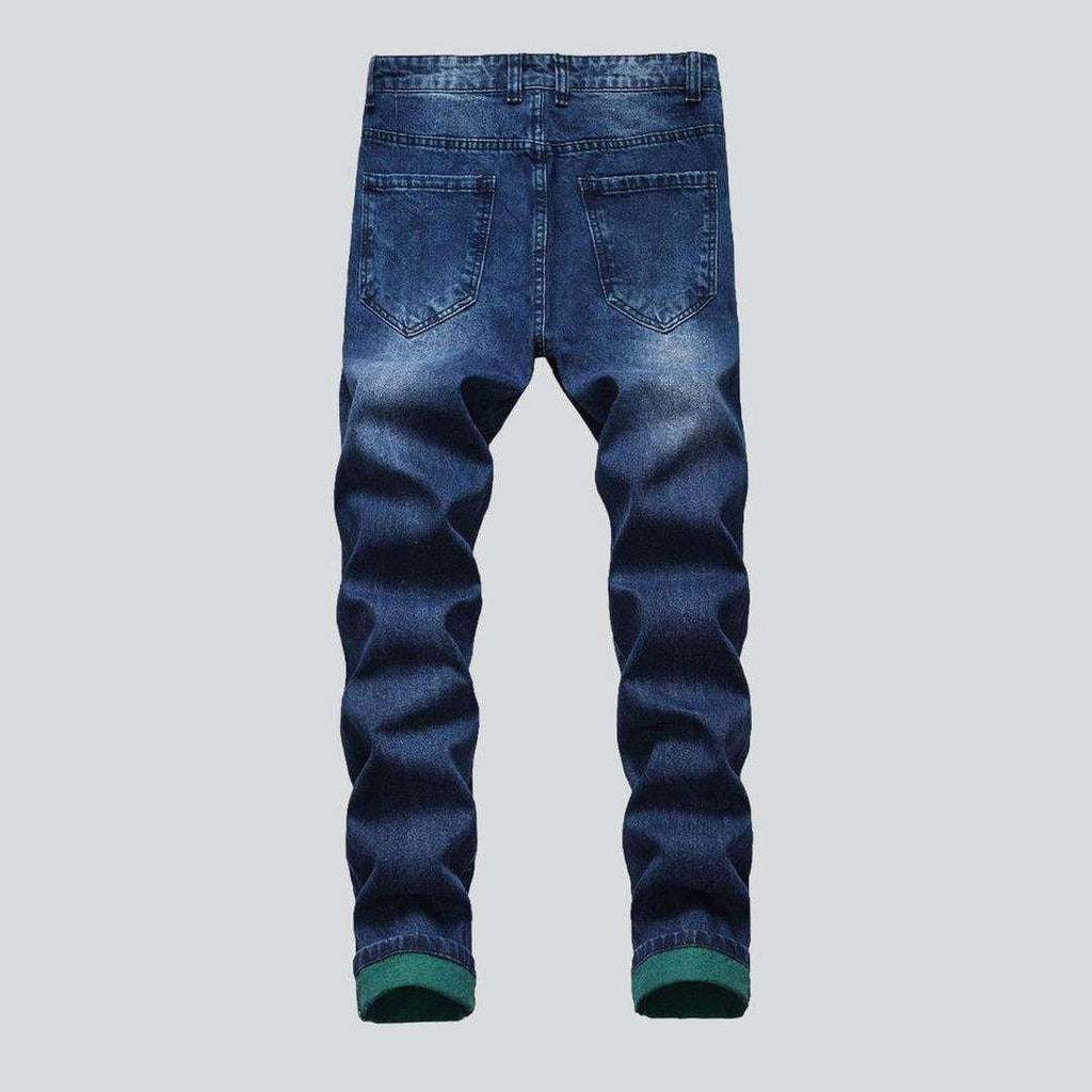 Farbig zerrissene Herrenjeans