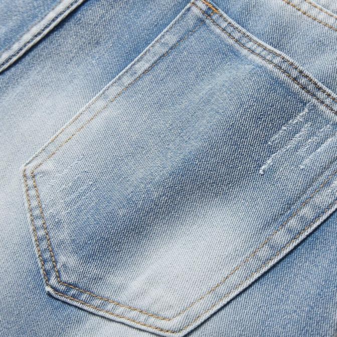 Zerrissene Jeansshorts mit bemaltem Saum