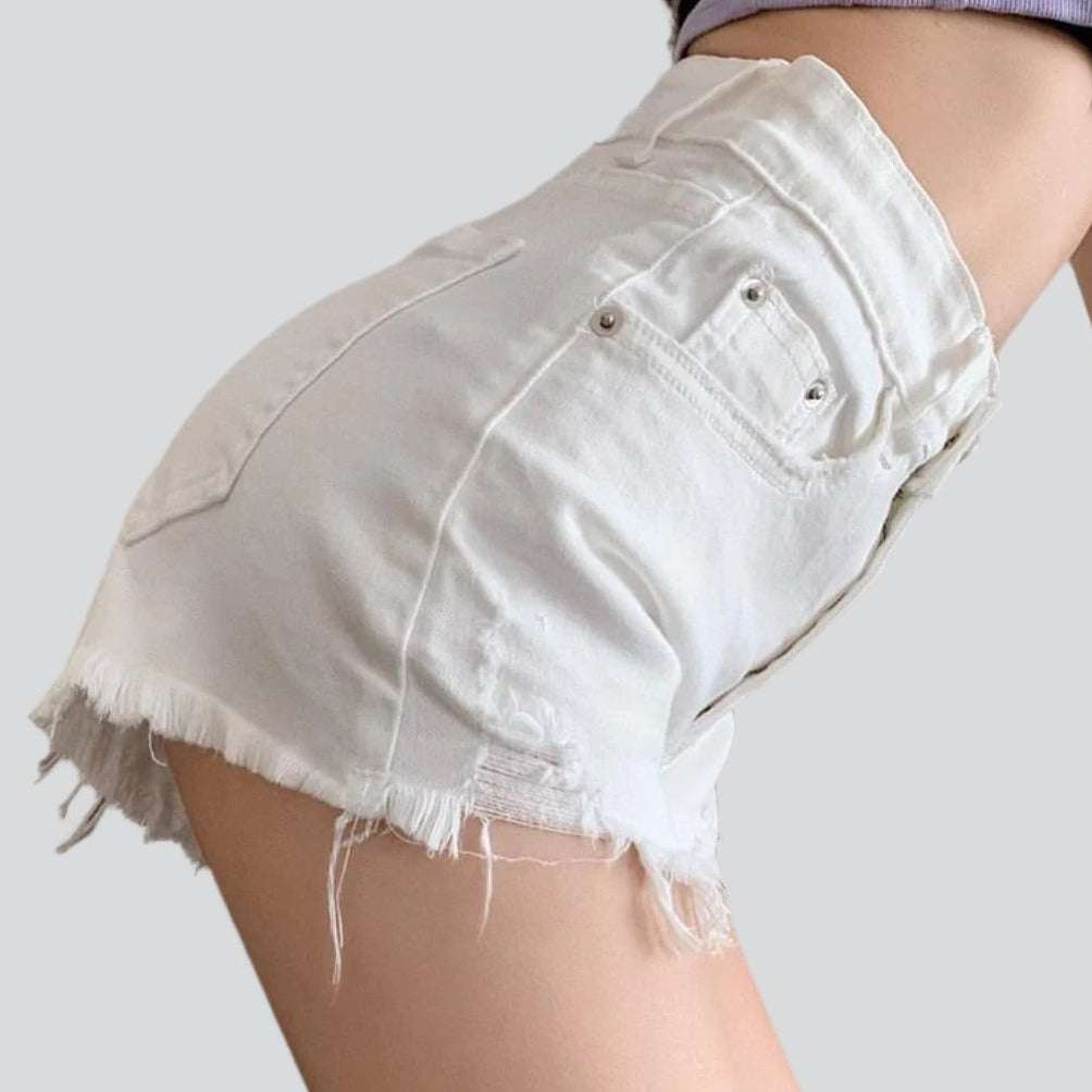 Shorts vaqueros desgastados con un toque chic e informal