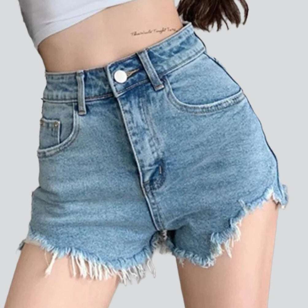 Shorts vaqueros desgastados con un toque chic e informal