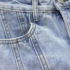 Mehrlagiger Skort aus hell gewaschenem Denim