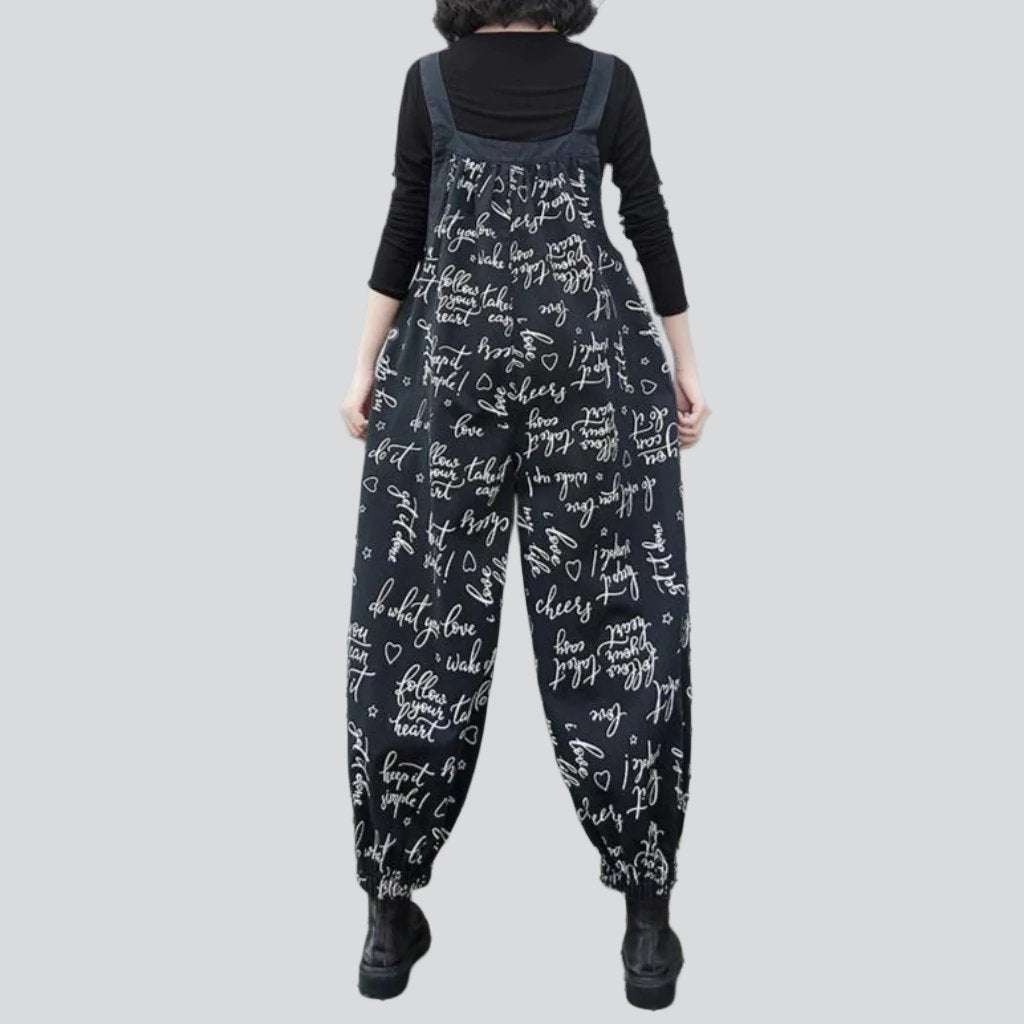 Jeans-Jumpsuit mit weißen Aufschriften