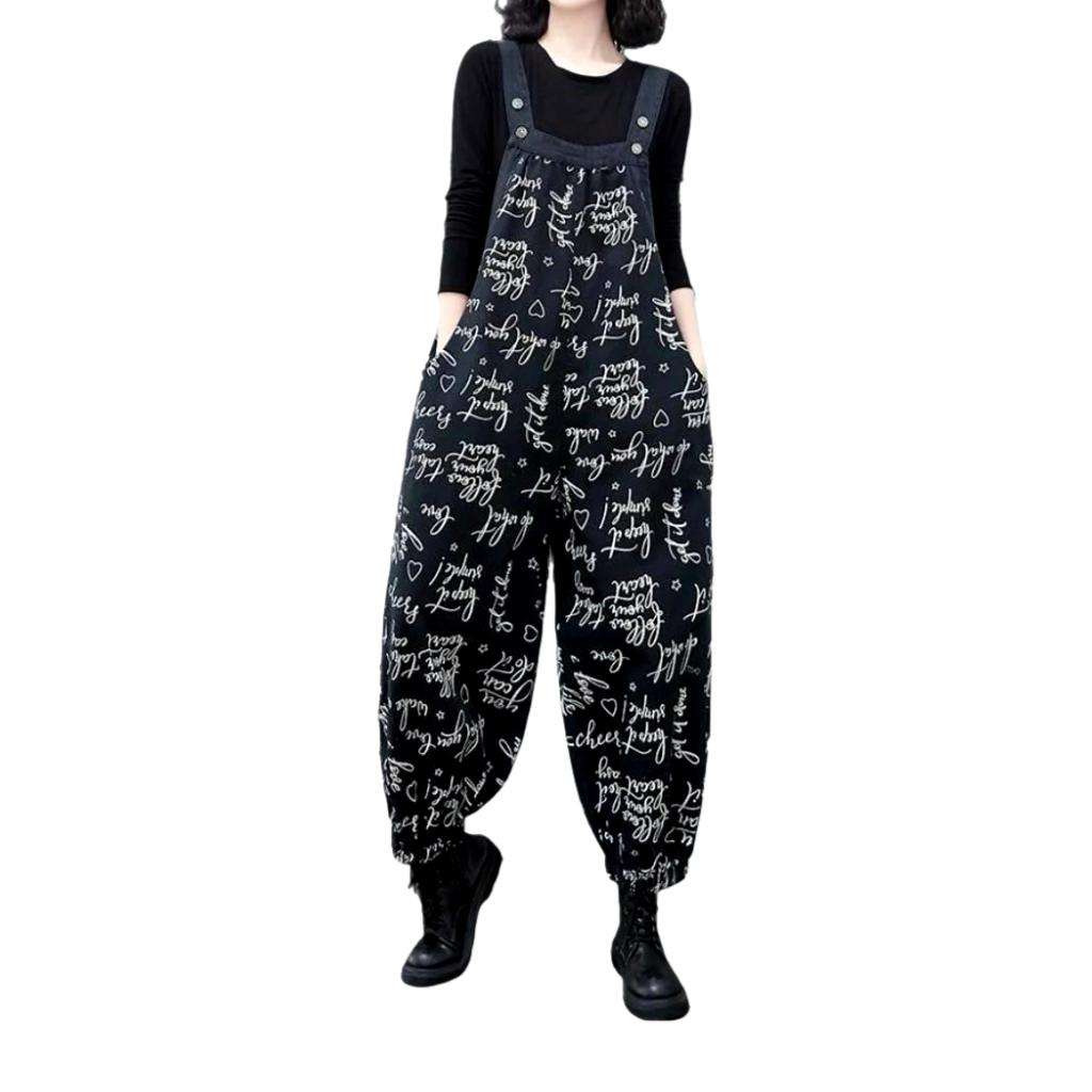 Jeans-Jumpsuit mit weißen Aufschriften