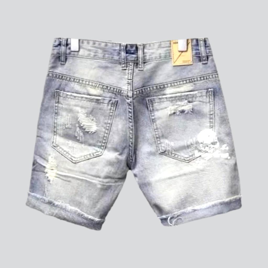 Zerrissene Jeansshorts mit Totenkopf-Print