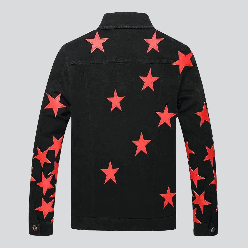 Chaqueta vaquera negra con estrellas rojas