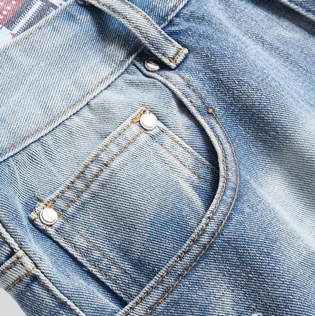 Zerrissene Jeansshorts mit bemaltem Saum