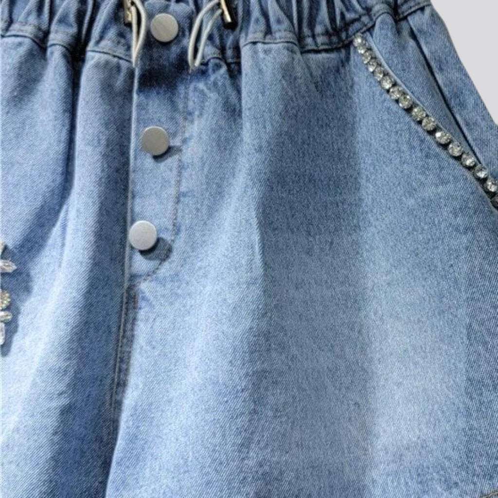 Shorts vaqueros con adornos de corazones de diamantes