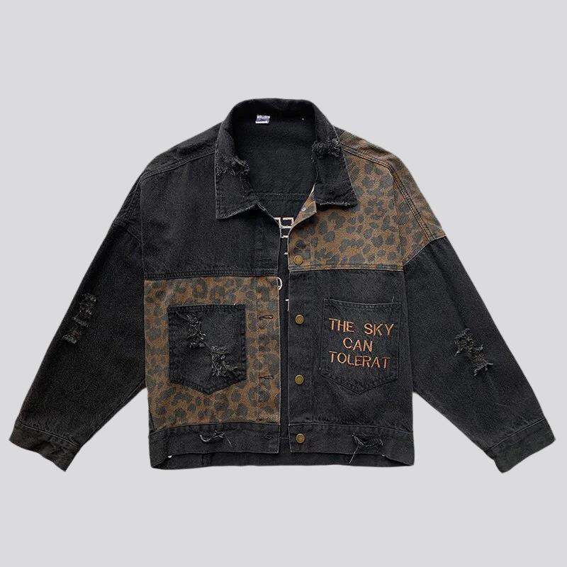 Chaqueta vaquera con parche de leopardo grabado