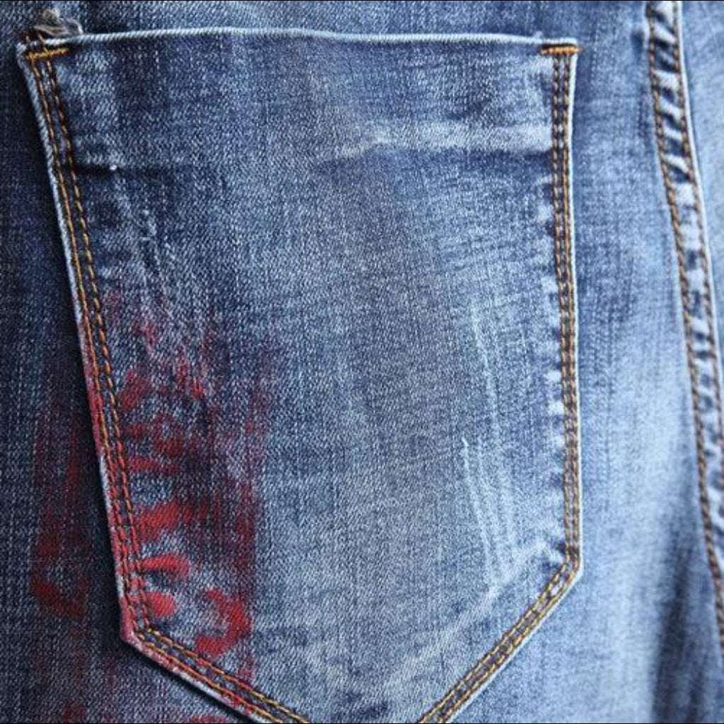 Jeansshorts mit Graffiti-Farbstickerei