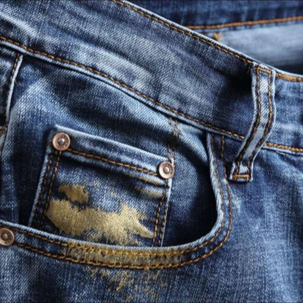 Jeansshorts mit Graffiti-Farbstickerei