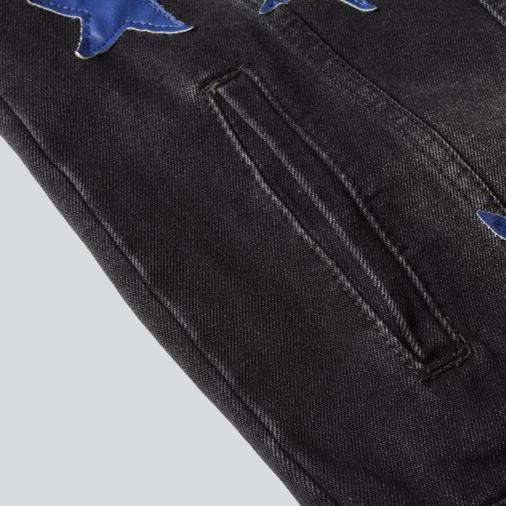 Schwarze Jeansjacke mit blauen Sternen