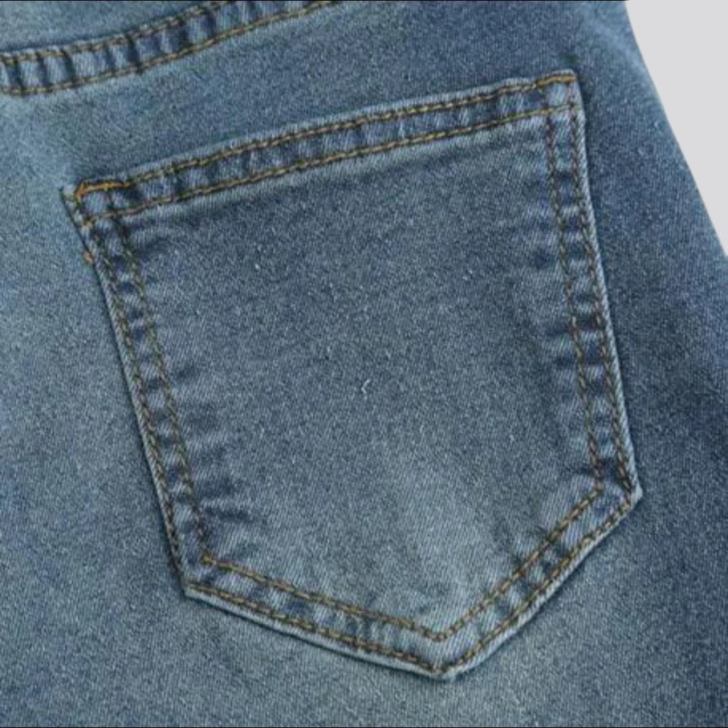 Gerade geschnittene Damenjeans mit gepatchtem Saum